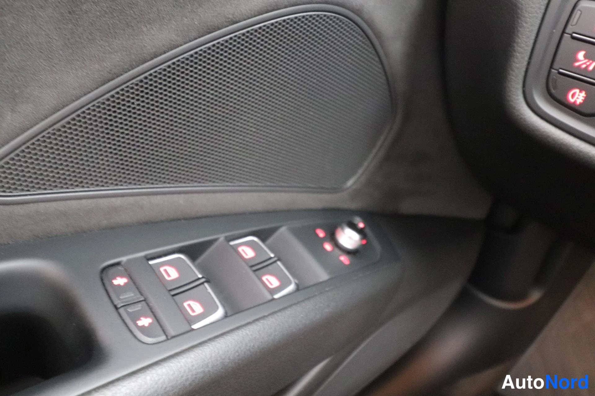 Valkoinen Audi A8 2012, yksityiskohta, kuva 27