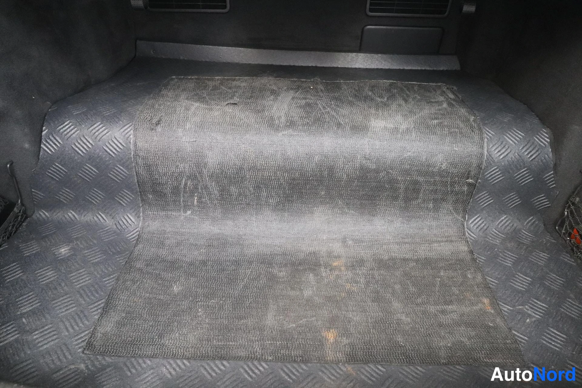 Valkoinen Audi A8 2012, tavaratila, kuva 12