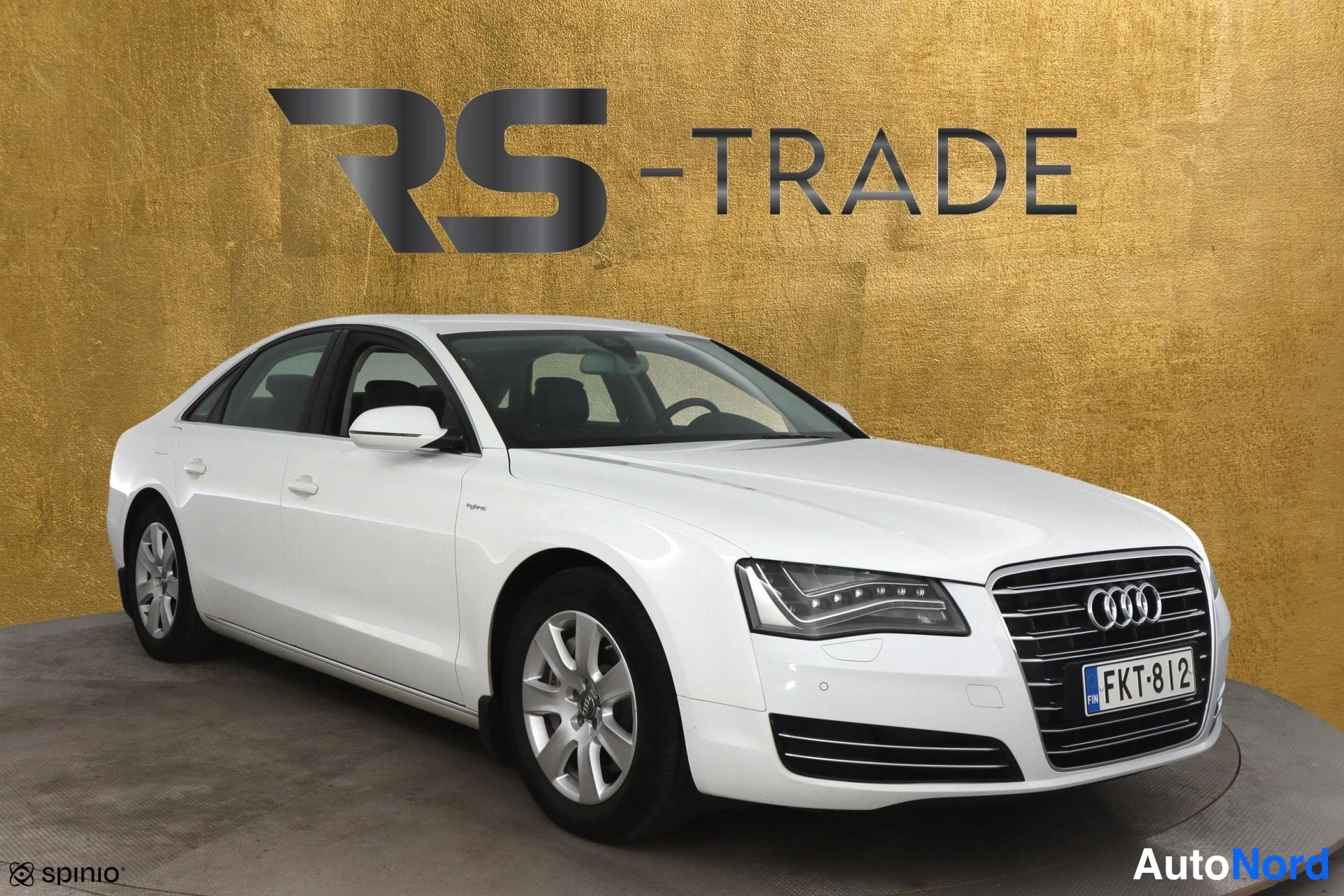 Valkoinen Audi A8 2012, etuviisto, keula oikealle, kuva 3