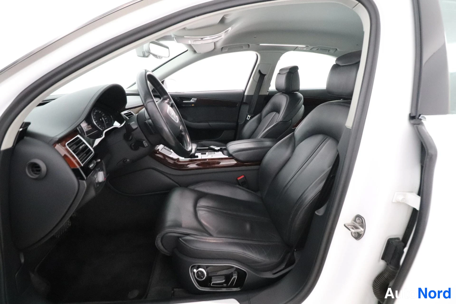 Valkoinen Audi A8 2012, etuistuimet, kuva 10