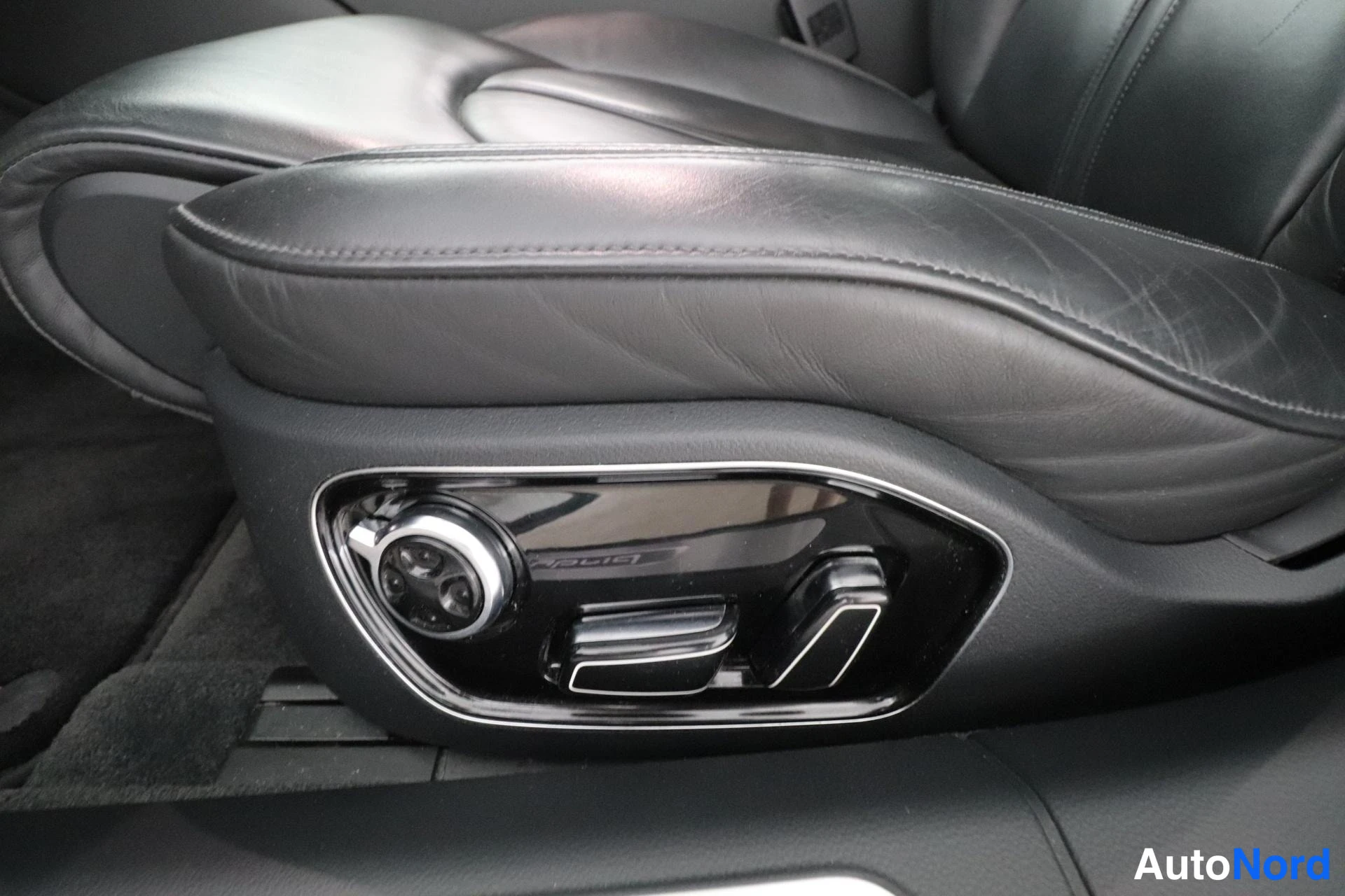Valkoinen Audi A8 2012, yksityiskohta, kuva 13
