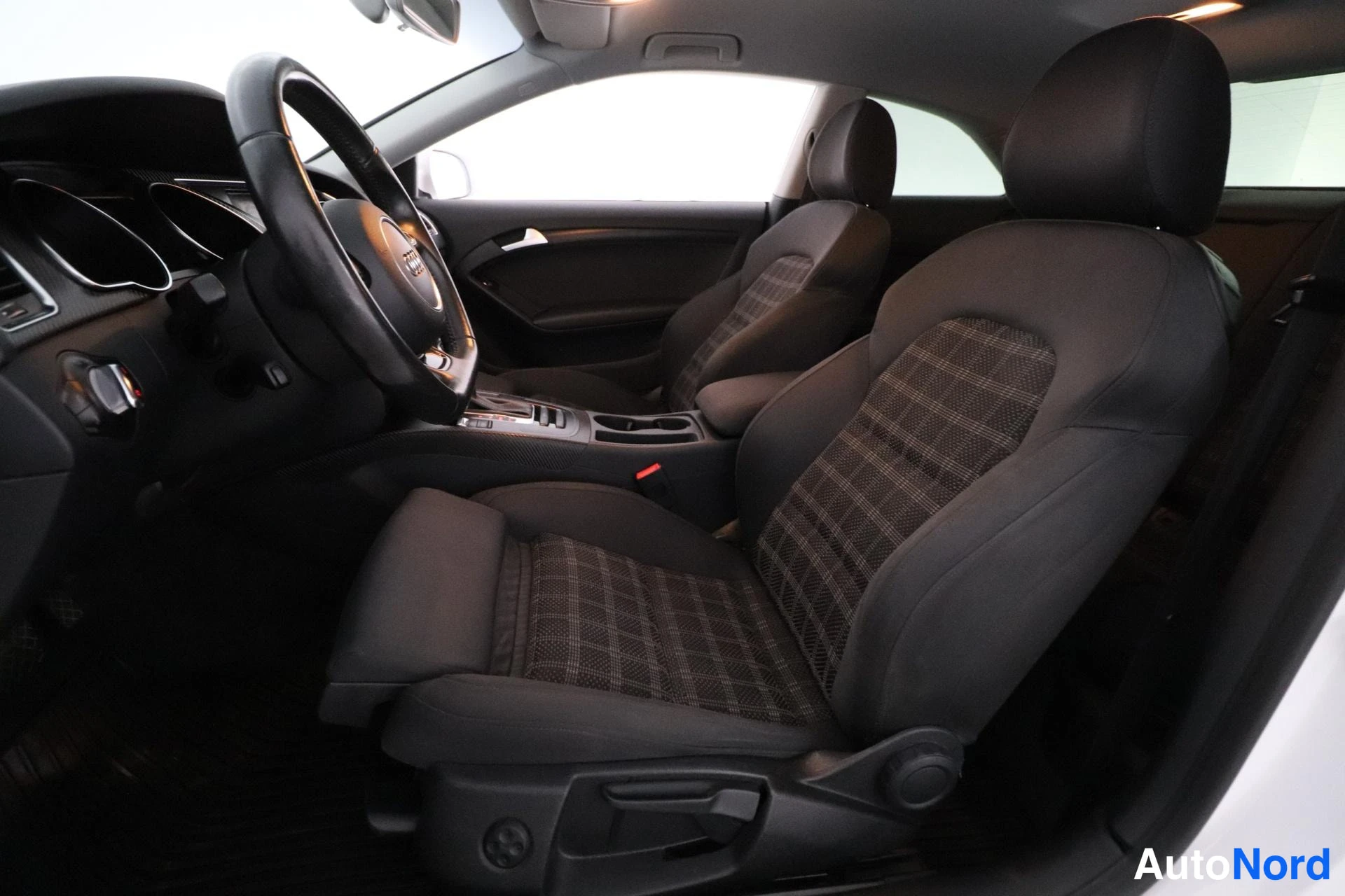 Valkoinen Audi A5 2012, etuistuimet, kuva 10