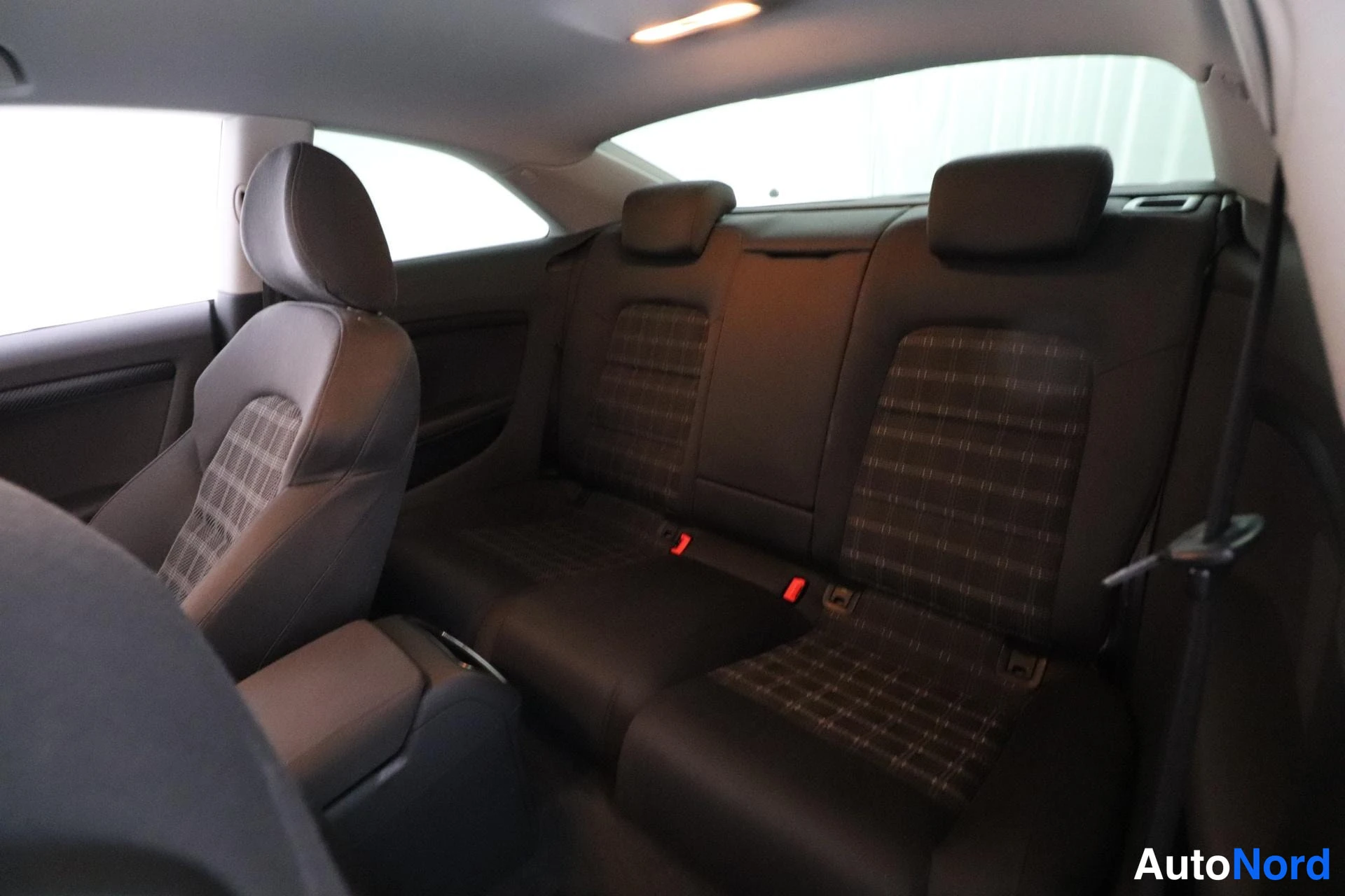 Valkoinen Audi A5 2012, takaistuimet, kuva 12