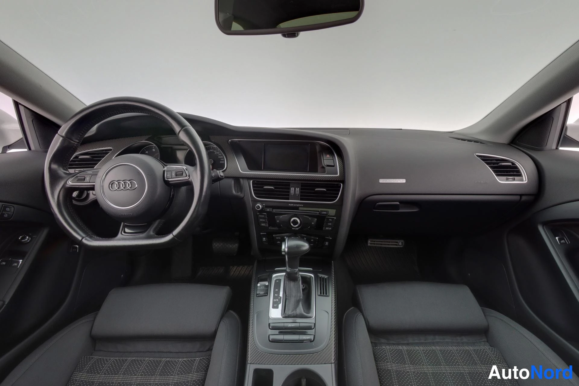 Valkoinen Audi A5 2012, ohjaamo, kuva 7
