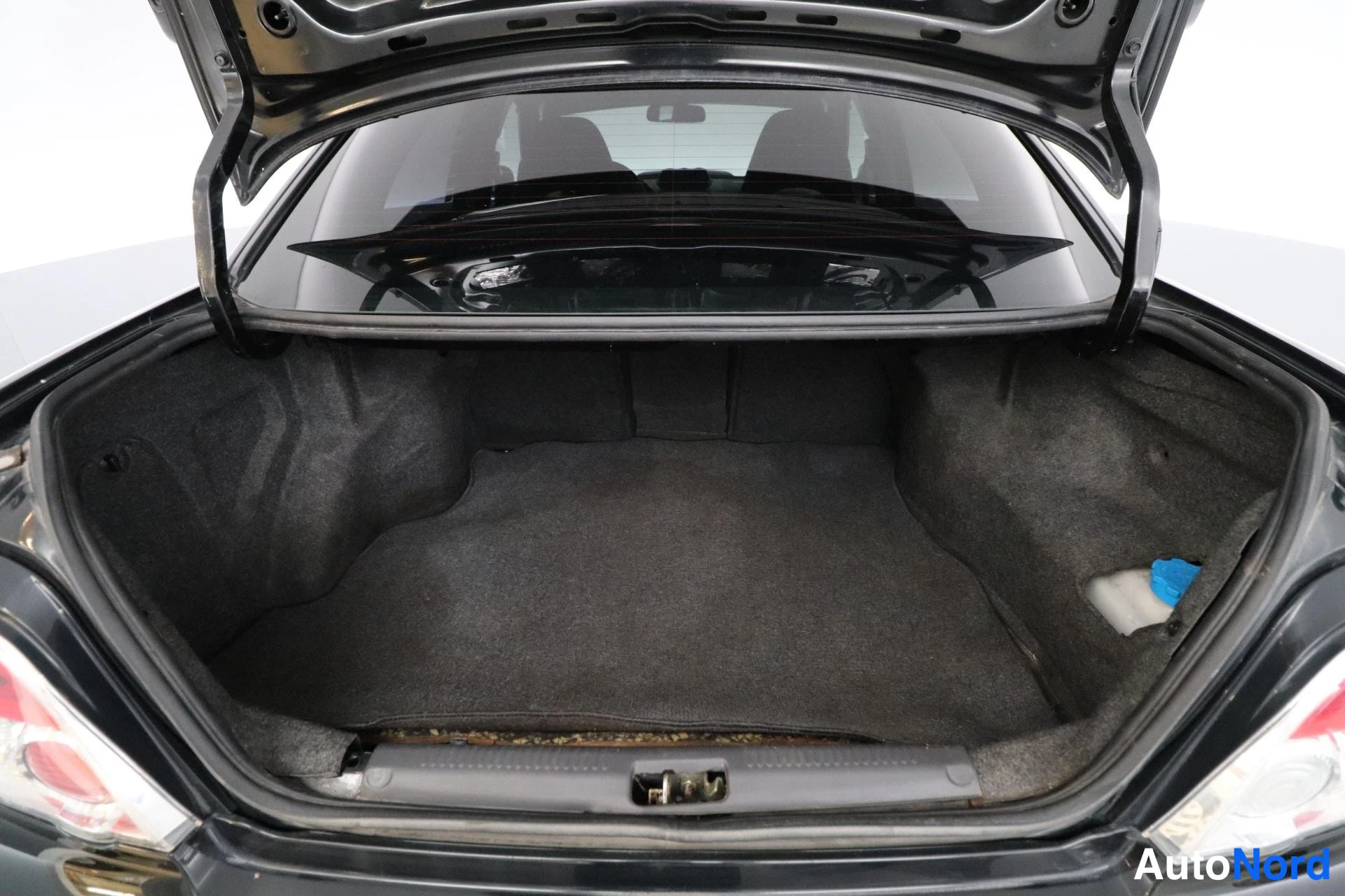Musta Subaru Impreza 2007, tavaratila, kuva 11