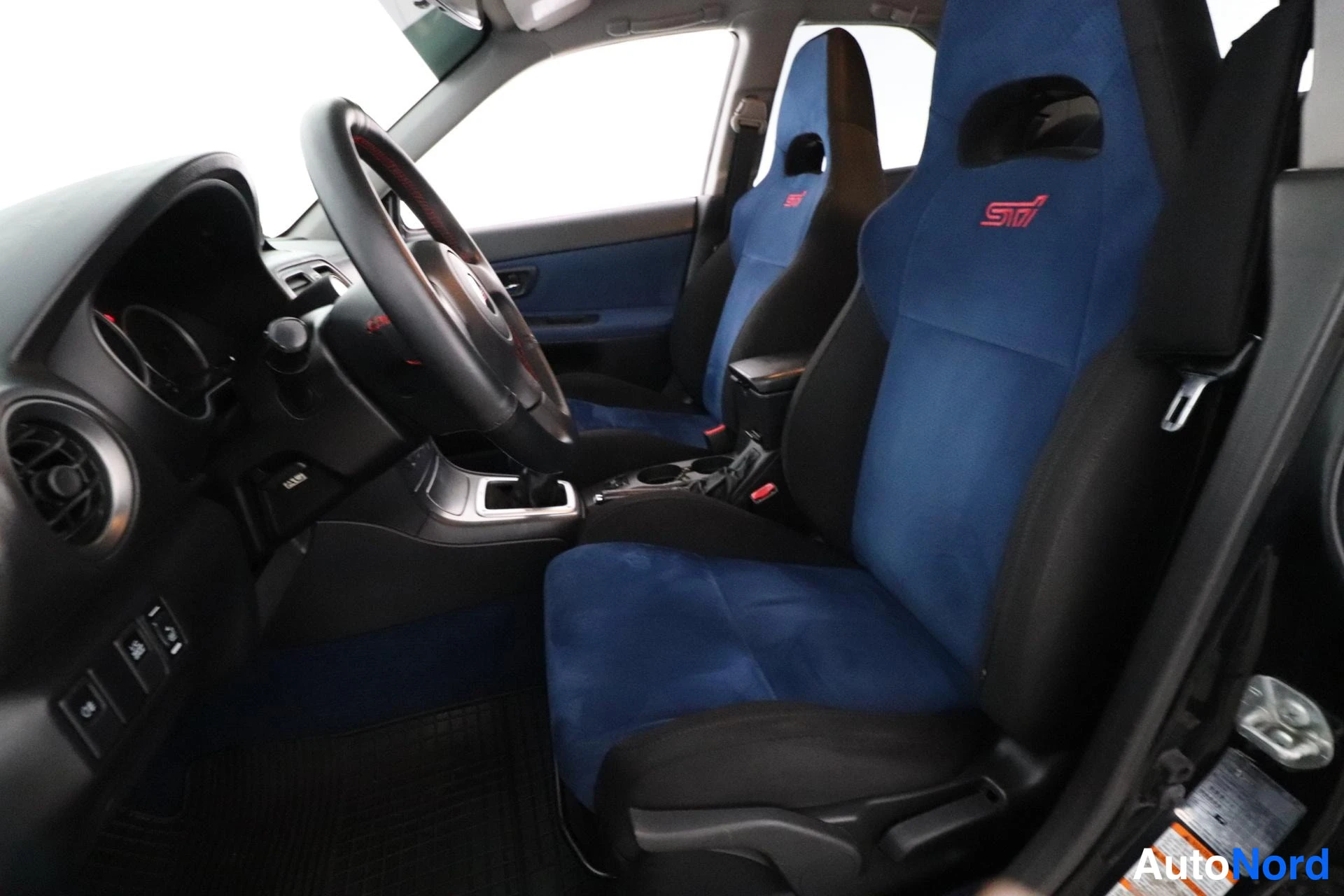Musta Subaru Impreza 2007, etuistuimet, kuva 9