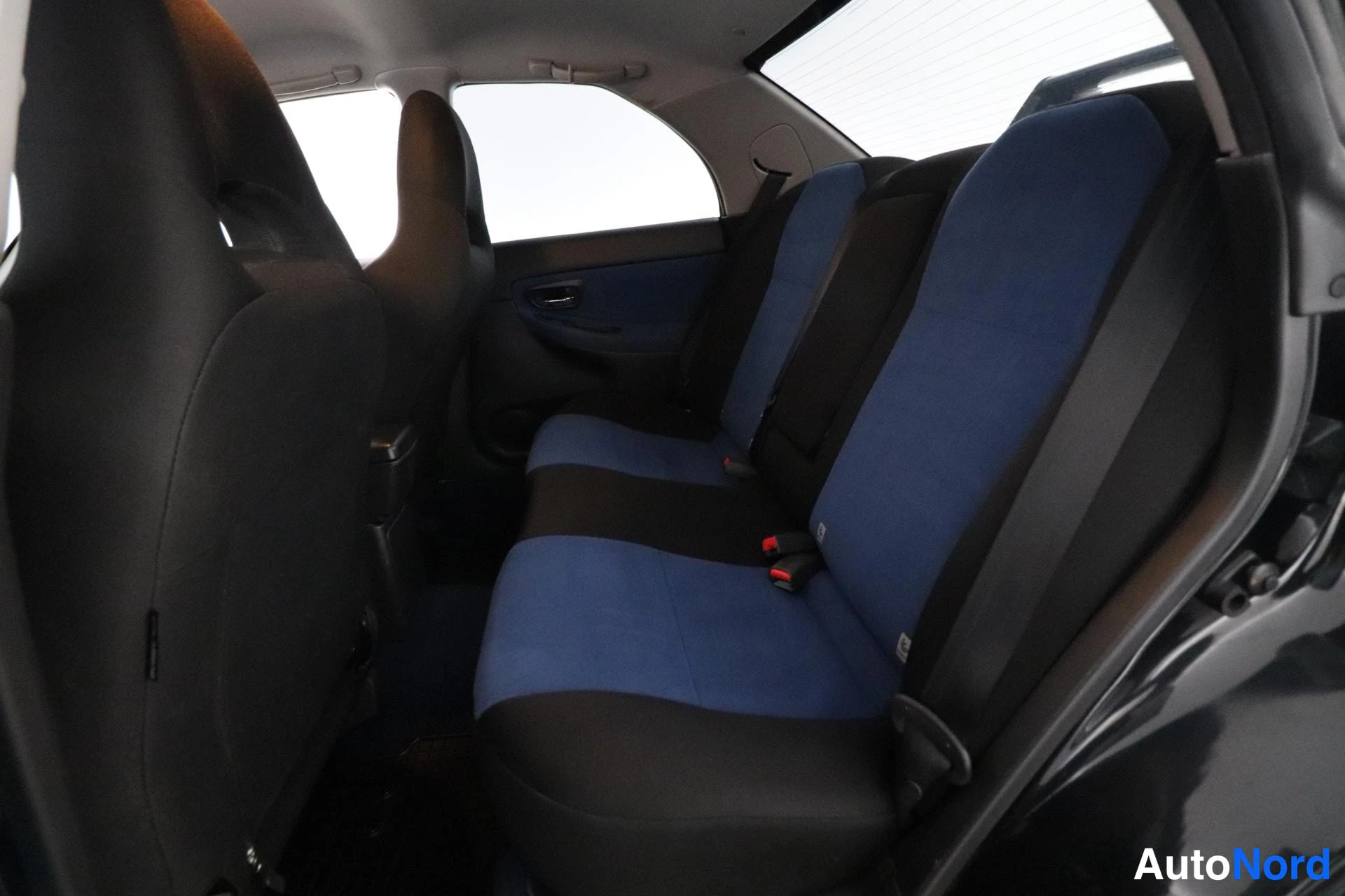Musta Subaru Impreza 2007, takaistuimet, kuva 10