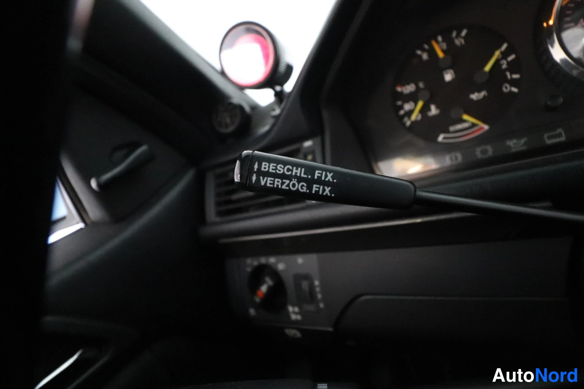 Musta Mercedes-Benz 124 1990, yksityiskohta, kuva 15