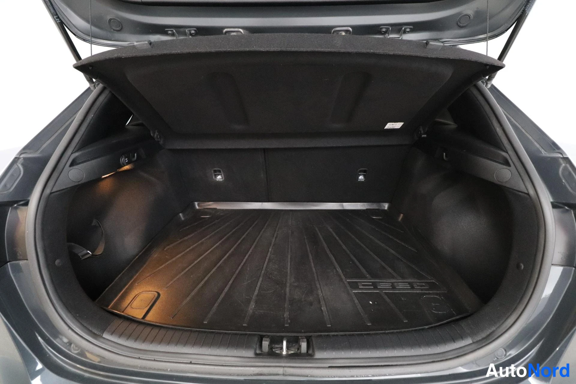 Harmaa Kia Ceed 2022, tavaratila, kuva 11