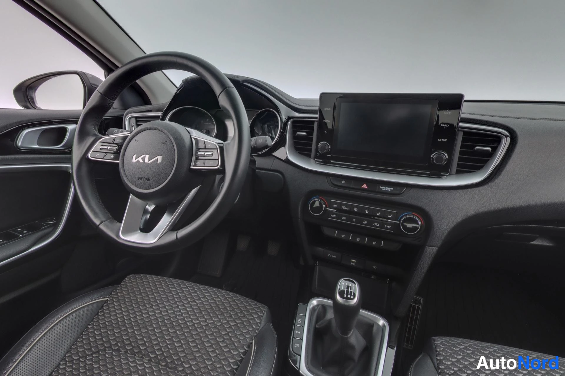 Harmaa Kia Ceed 2022, ohjaamo, kuva 8