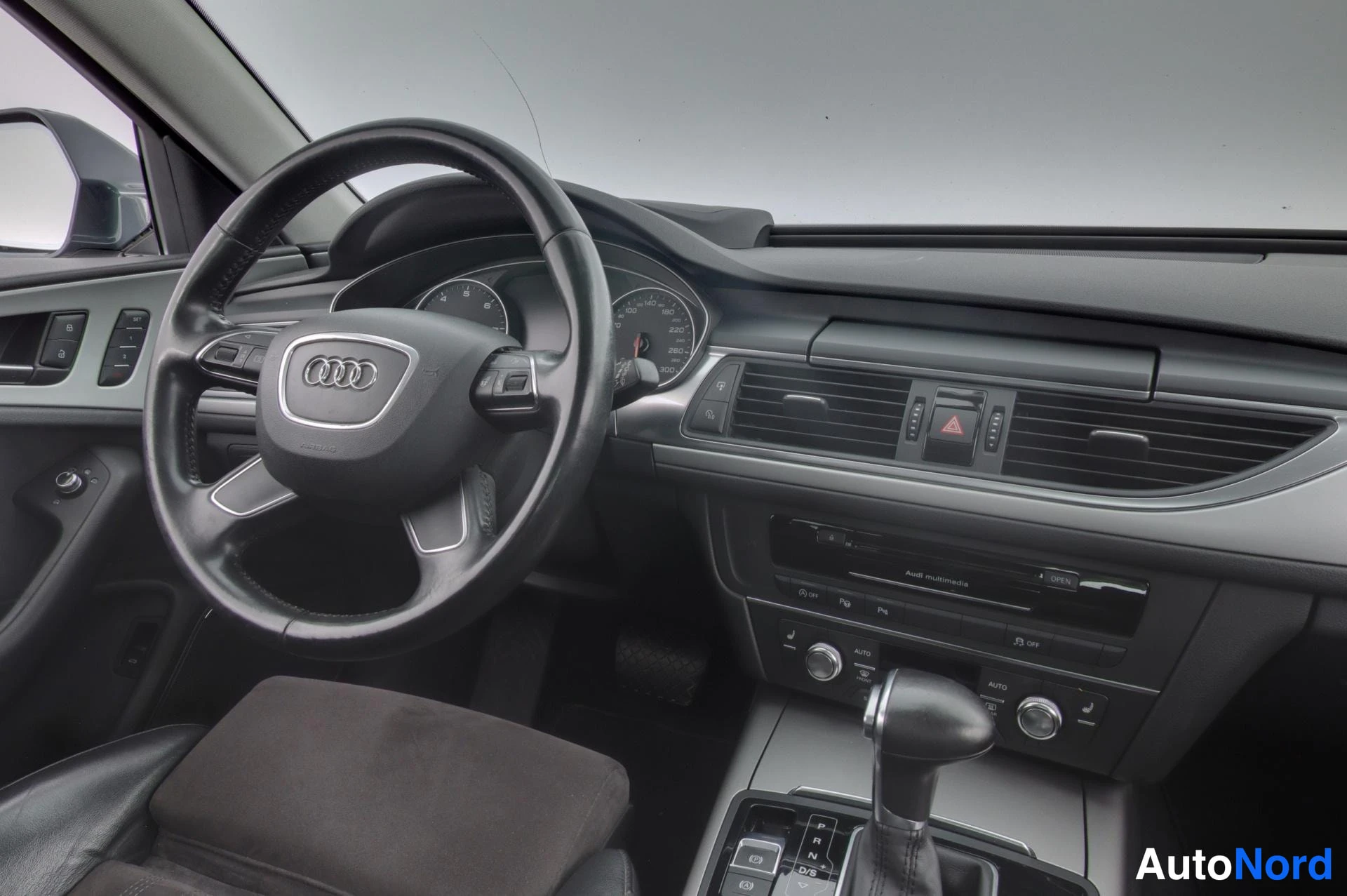 Harmaa Audi A6 2012, ohjaamo, kuva 8
