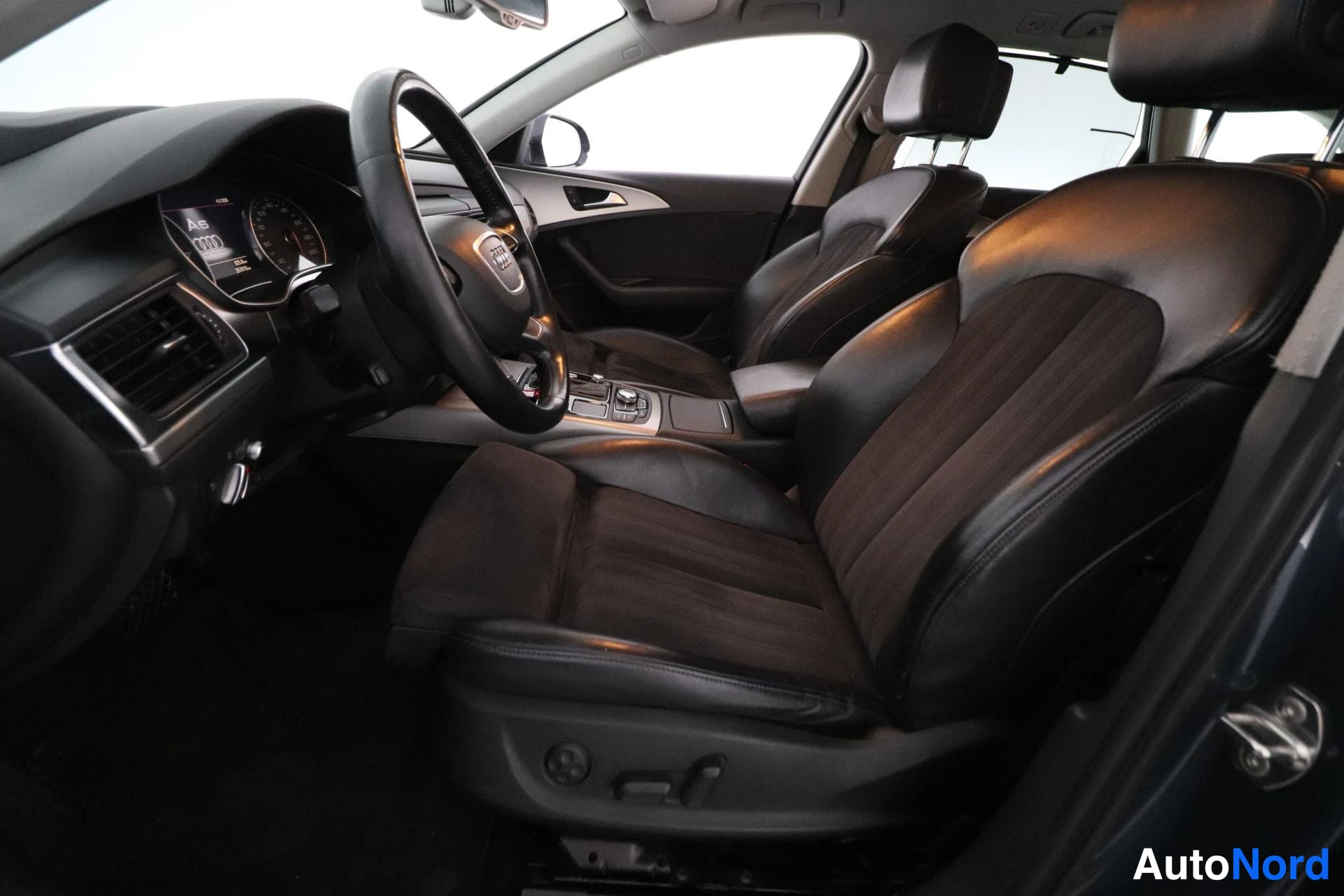 Harmaa Audi A6 2012, etuistuimet, kuva 11