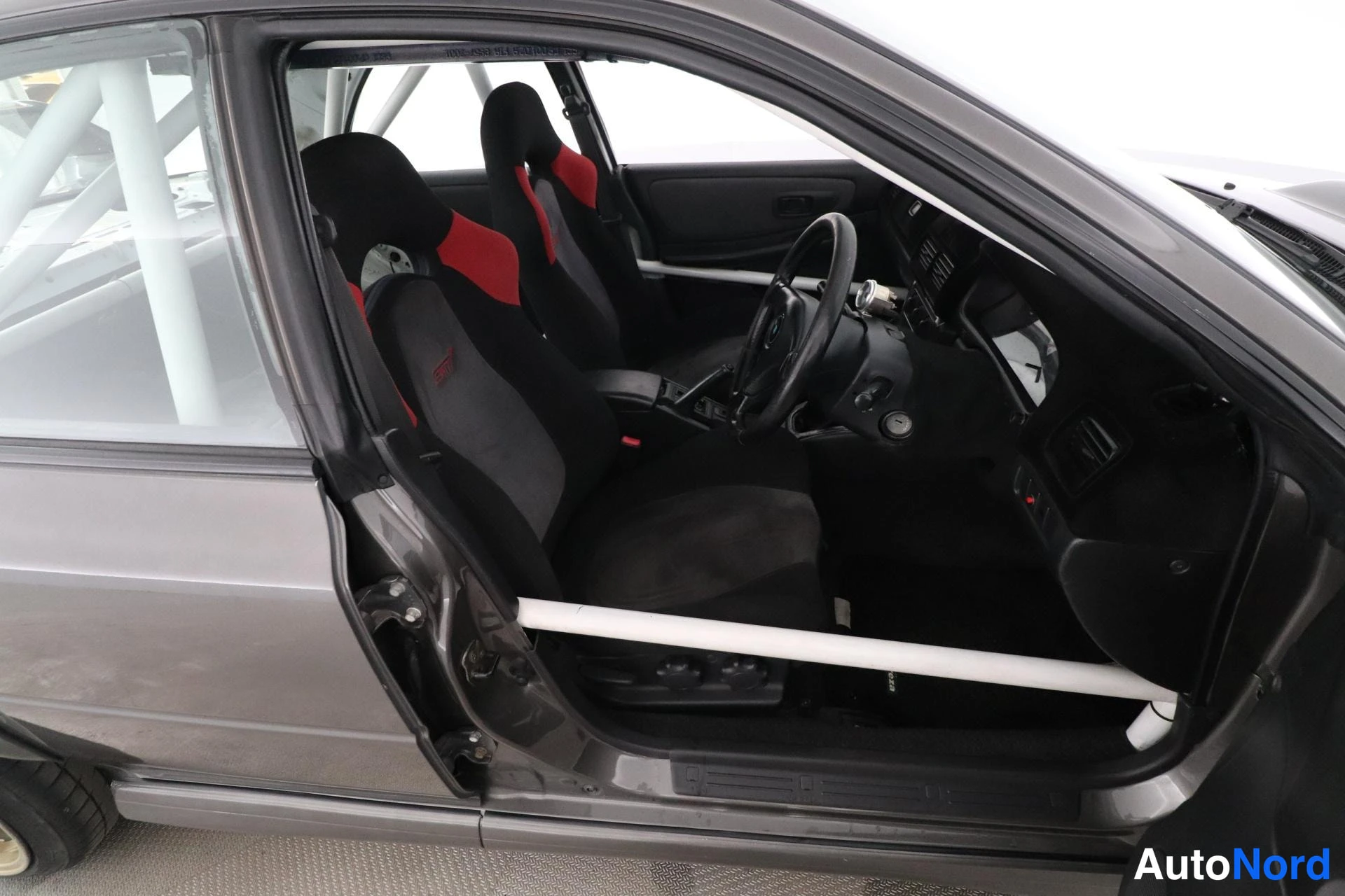 Harmaa Subaru Impreza 1999, etuistuimet, kuva 10