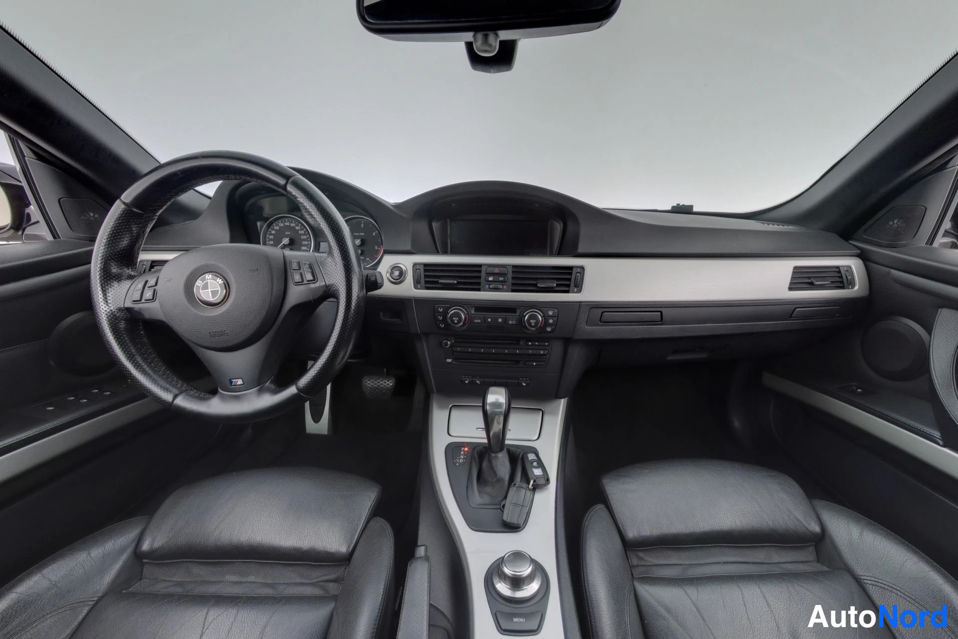 Musta BMW 330d 2007, ohjaamo, kuva 8