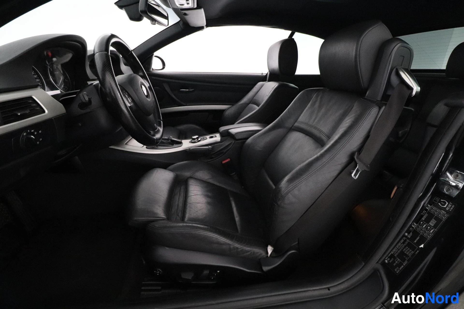 Musta BMW 330d 2007, etuistuimet, kuva 11