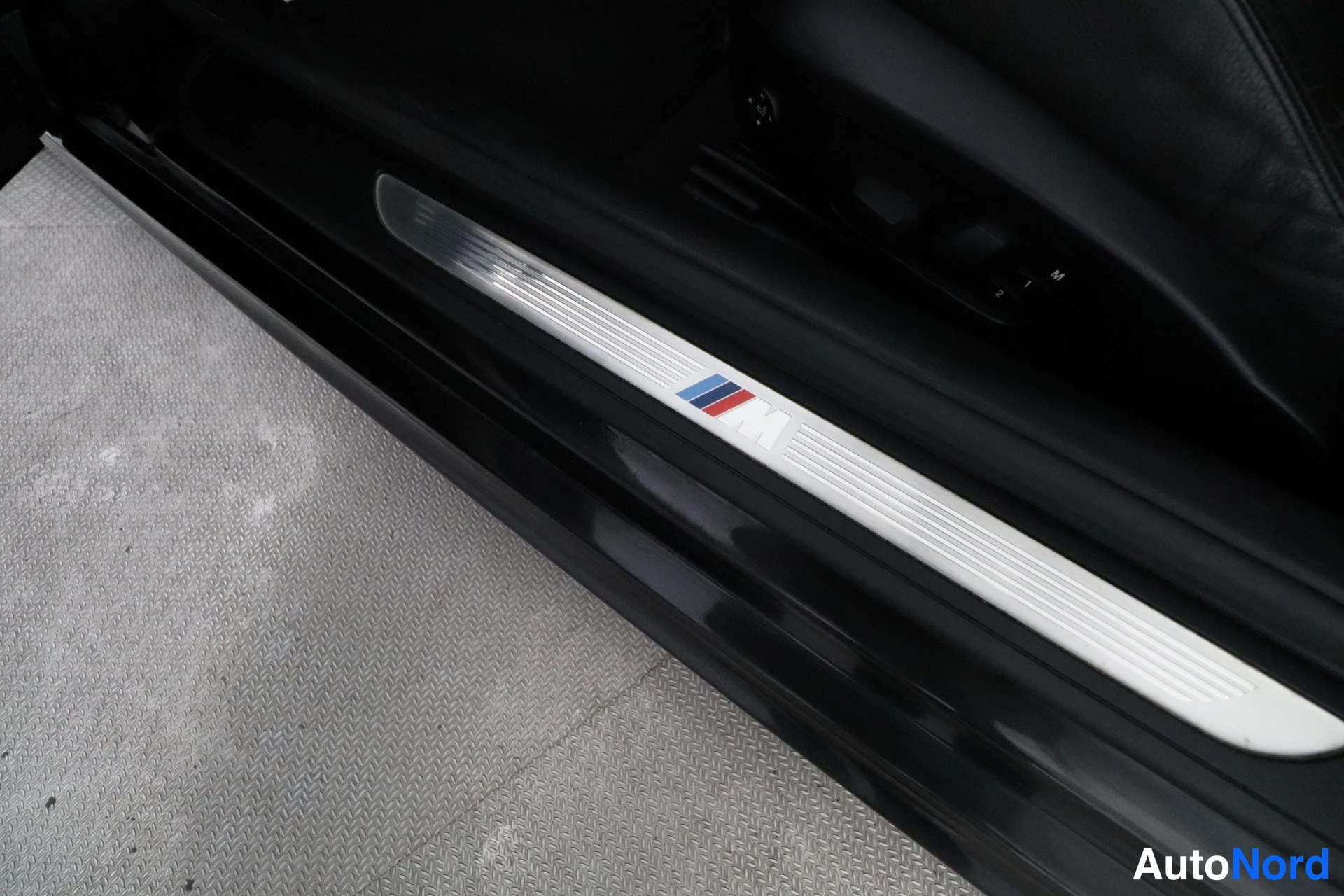 Musta BMW 330d 2007, yksityiskohta, kuva 14