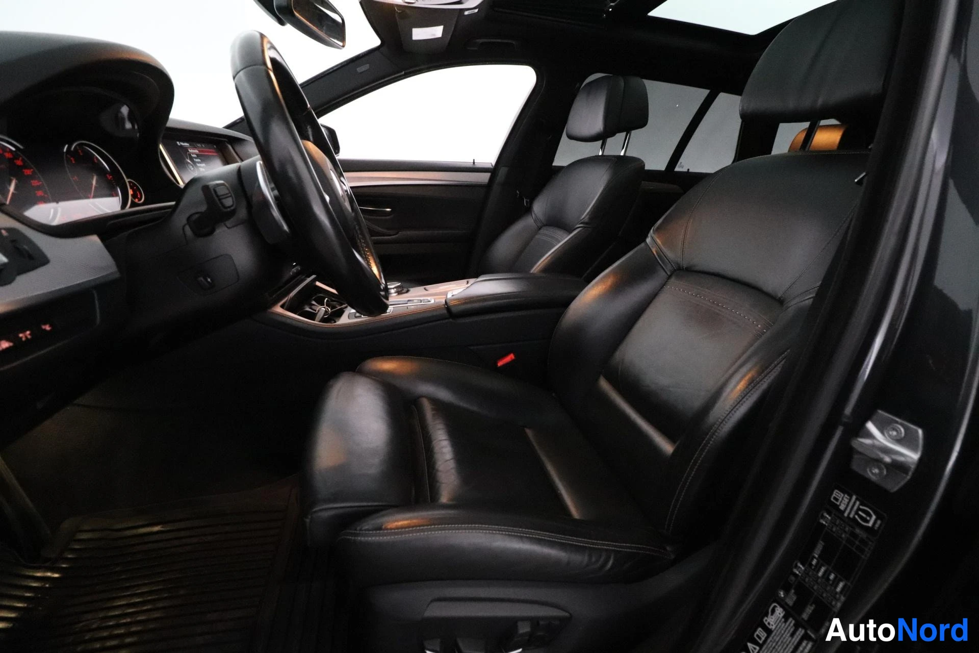 Harmaa BMW 530d xDrive 2015, ohjaamo, kuva 9
