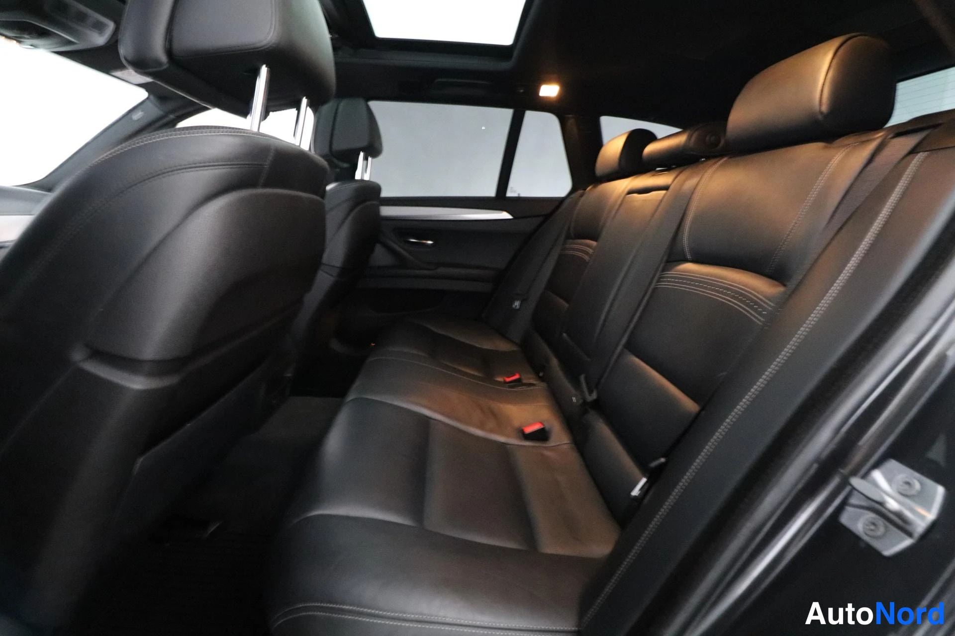 Harmaa BMW 530d xDrive 2015, takaistuimet, kuva 12