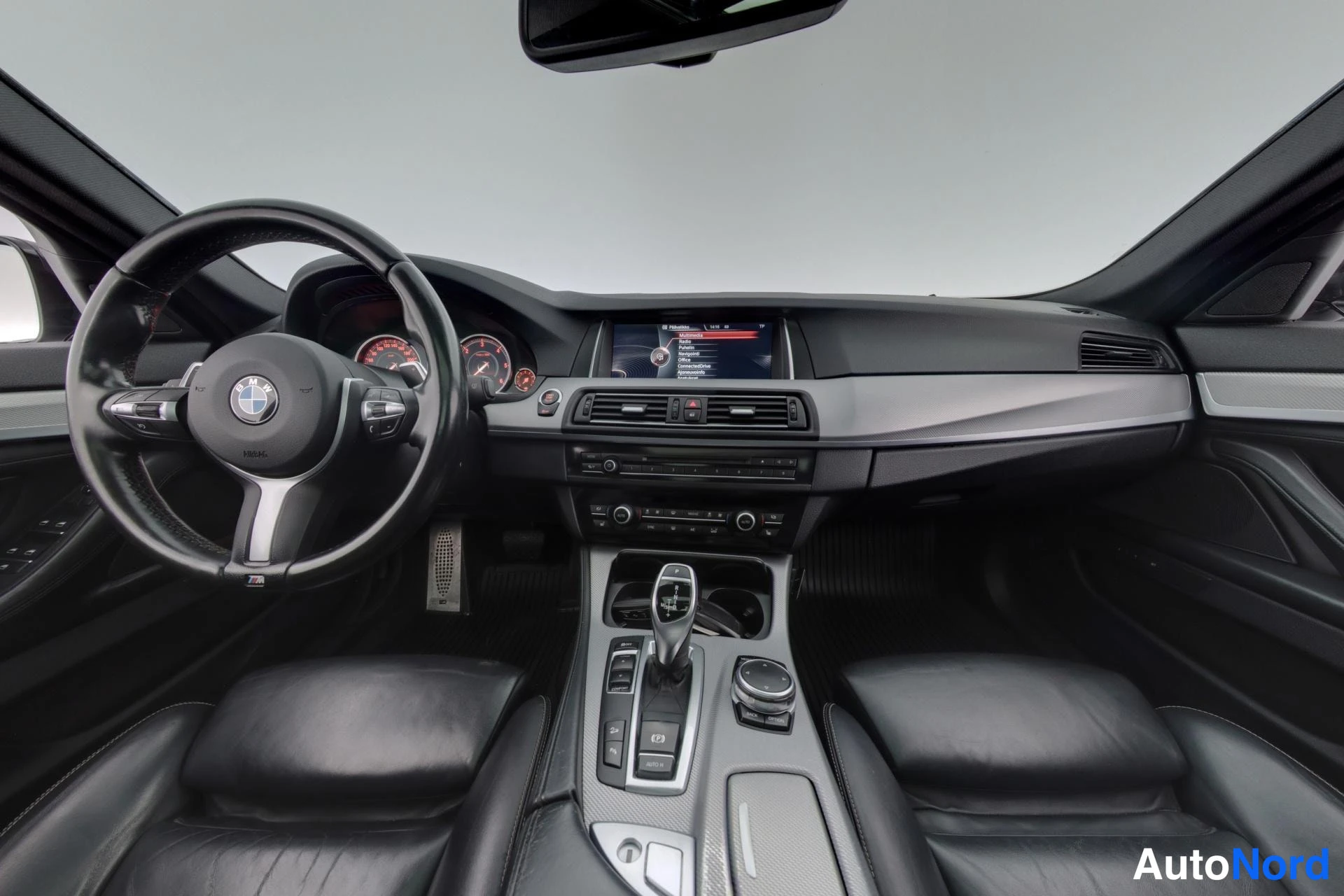 Harmaa BMW 530d xDrive 2015, ohjaamo, kuva 6
