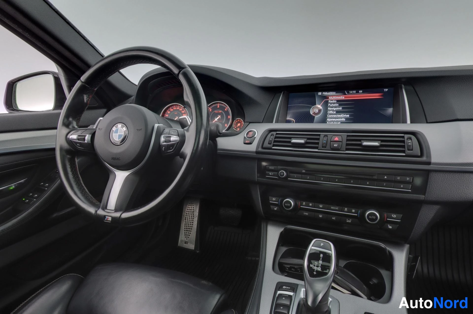 Harmaa BMW 530d xDrive 2015, ohjaamo, kuva 7
