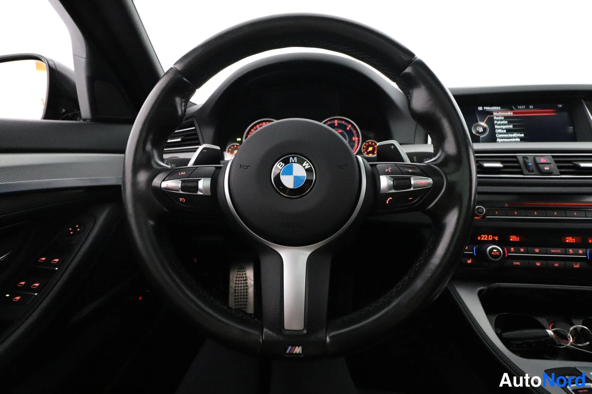 Harmaa BMW 530d xDrive 2015, ohjaamo, kuva 8