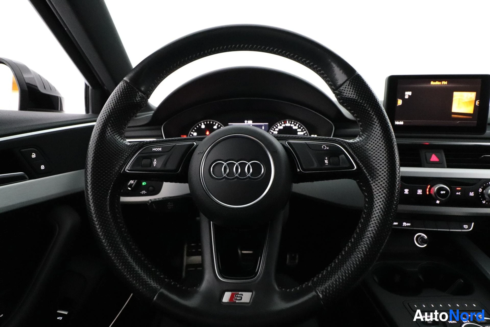 Musta Audi A4 2016, ohjaamo, kuva 8