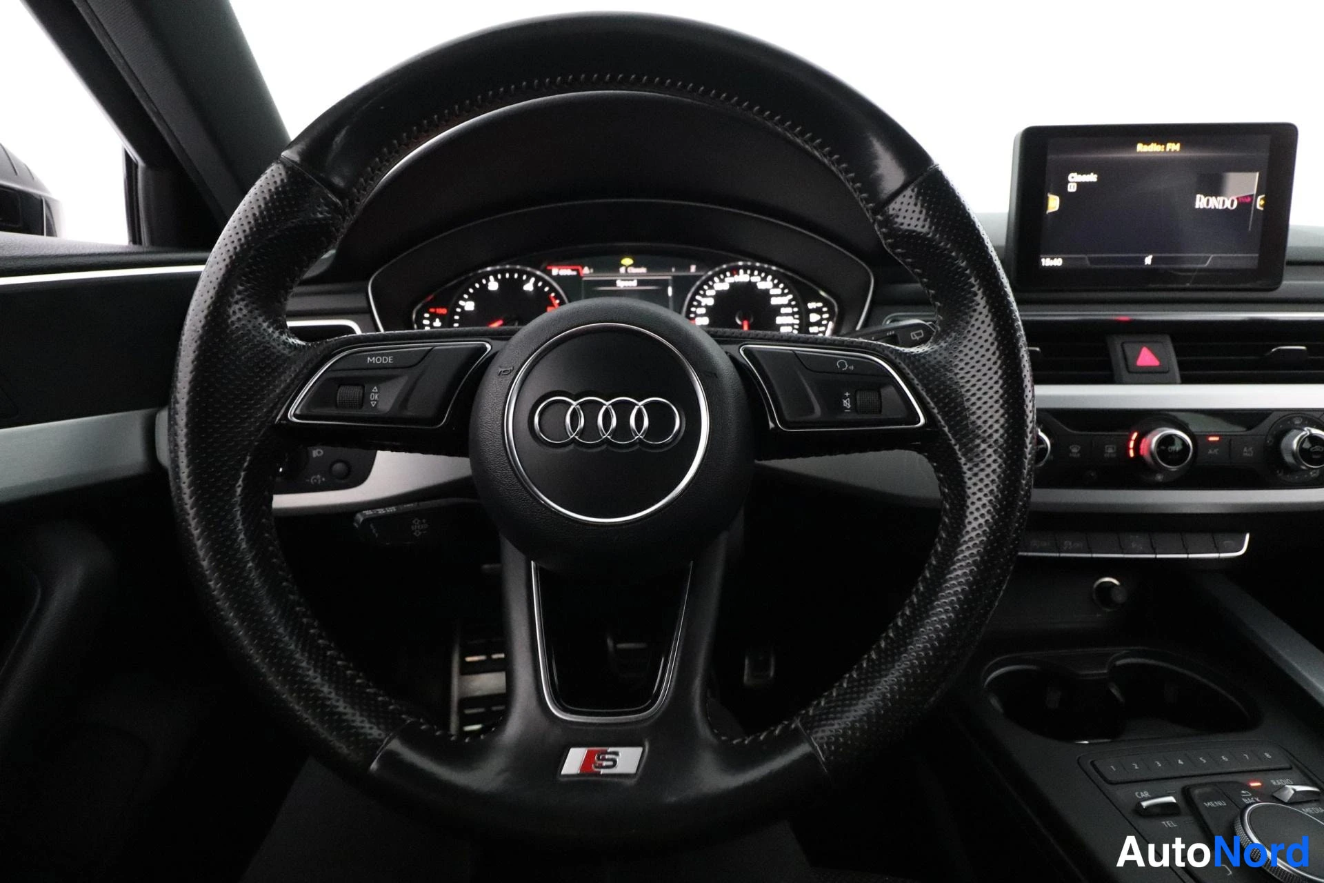 Musta Audi A4 2016, ohjaamo, kuva 9