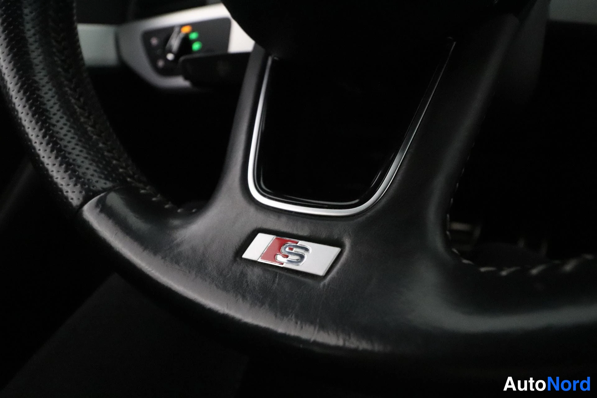 Musta Audi A4 2016, yksityiskohta, kuva 16