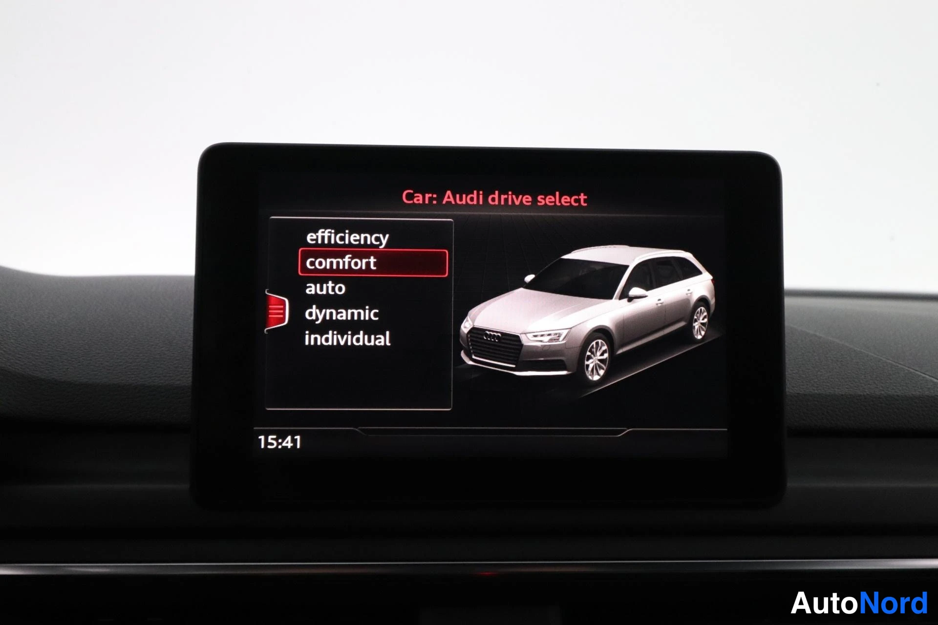 Musta Audi A4 2016, yksityiskohta, kuva 22