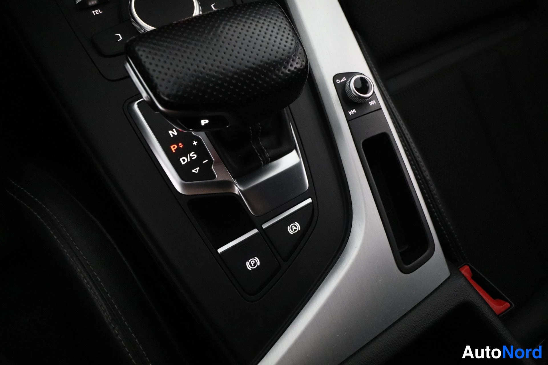 Musta Audi A4 2016, yksityiskohta, kuva 26