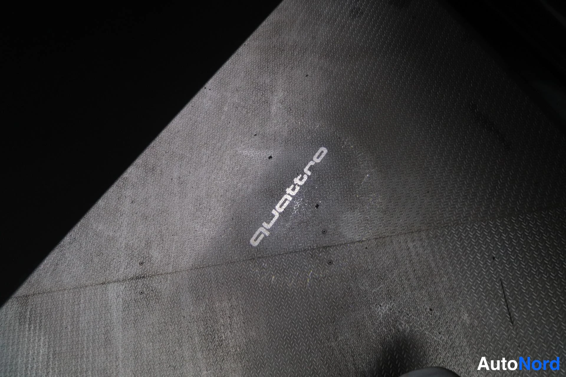 Musta Audi A4 2016, yksityiskohta, kuva 33