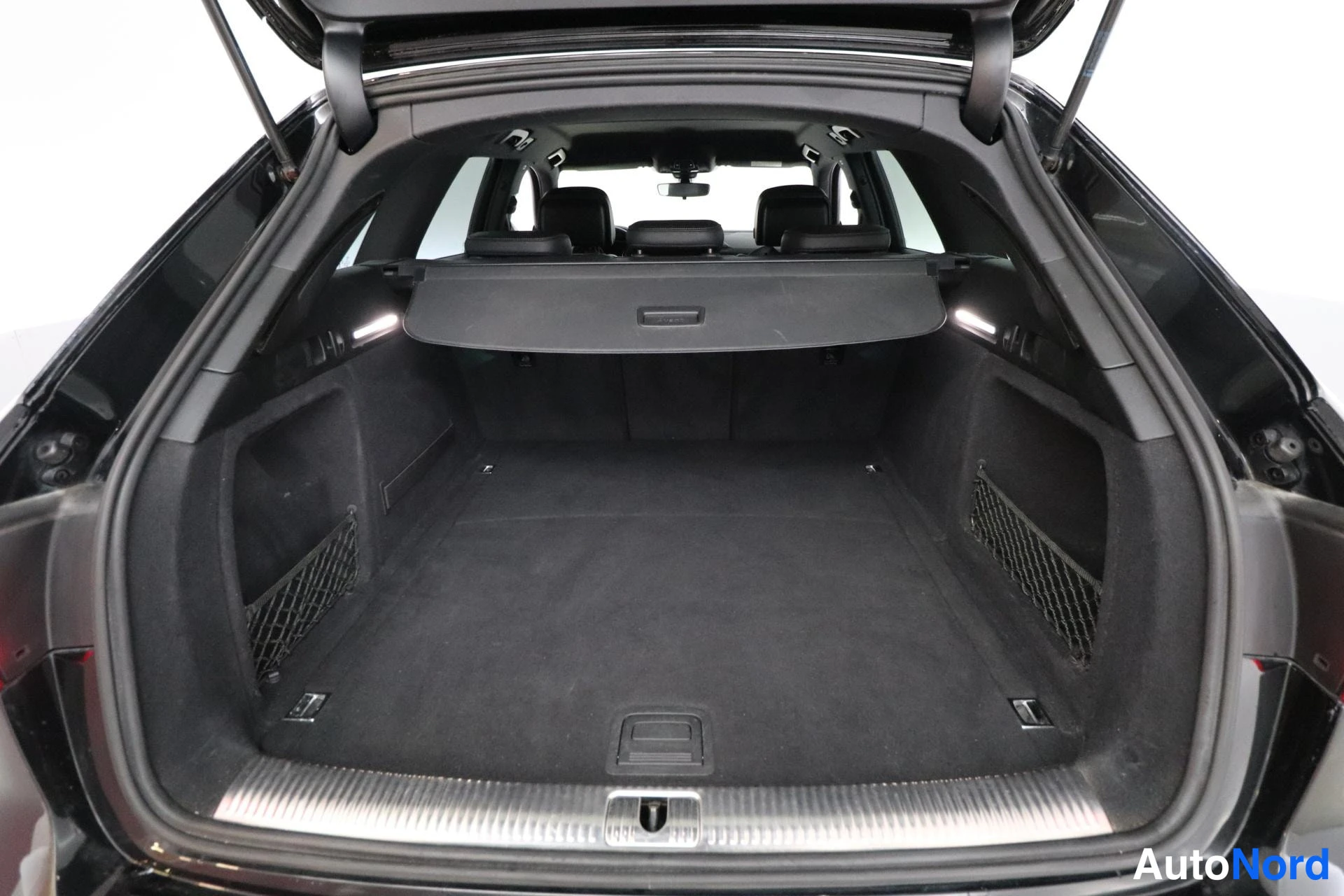 Musta Audi A4 2016, tavaratila, kuva 13