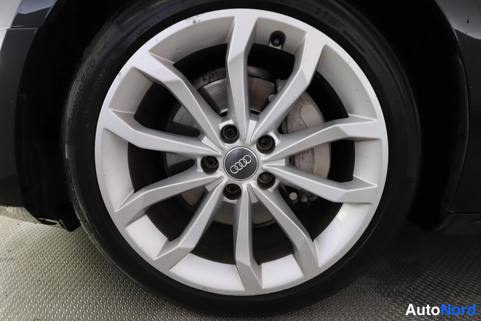 Musta Audi A4 2016, yksityiskohta, kuva 36