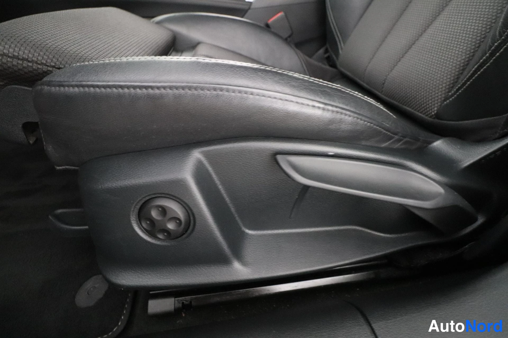 Musta Audi A4 2016, yksityiskohta, kuva 14