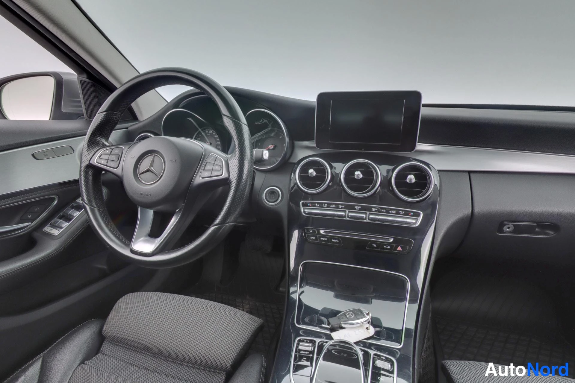 Harmaa Mercedes-Benz C 2014, ohjaamo, kuva 8