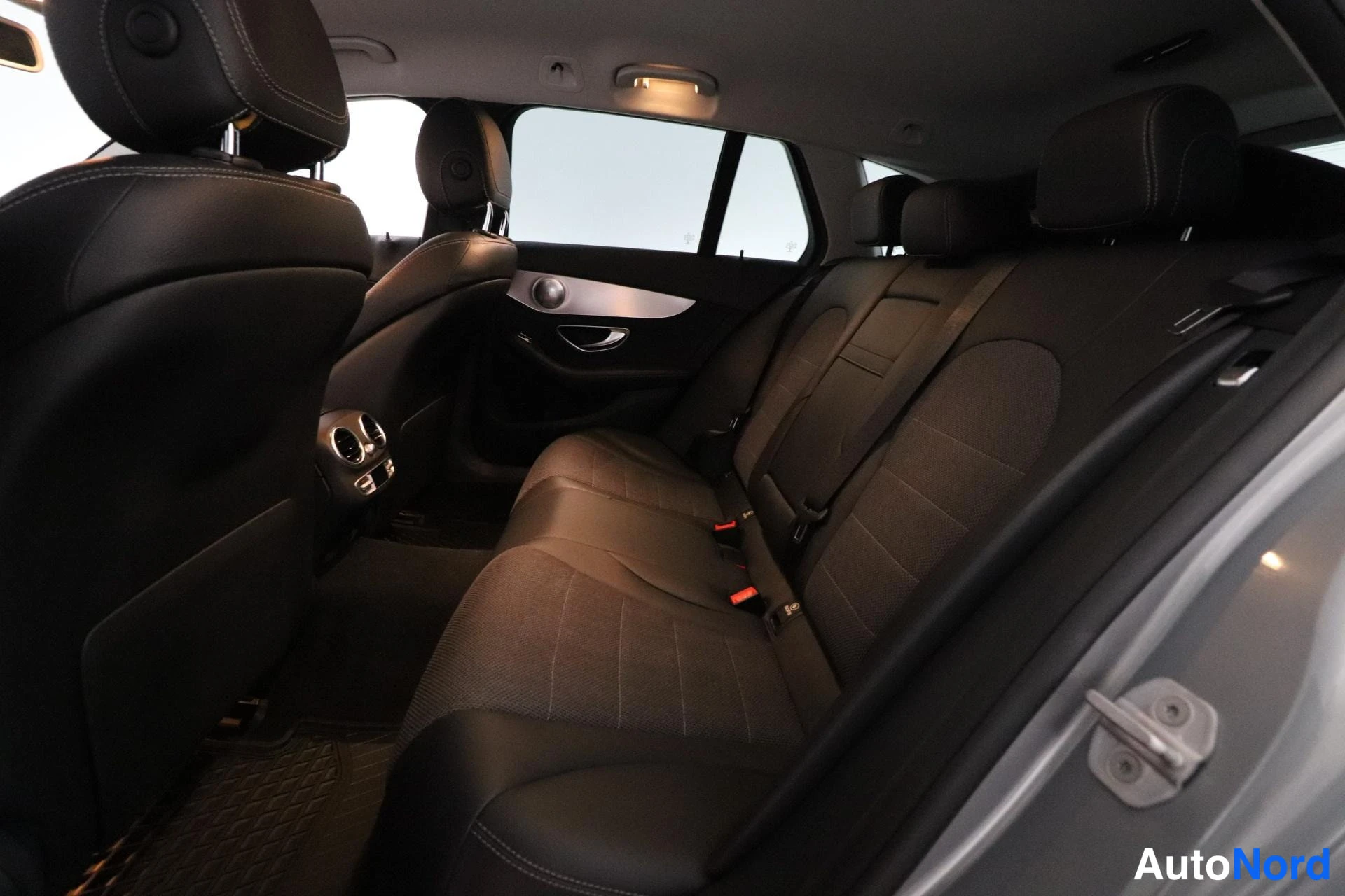 Harmaa Mercedes-Benz C 2014, takaistuimet, kuva 12