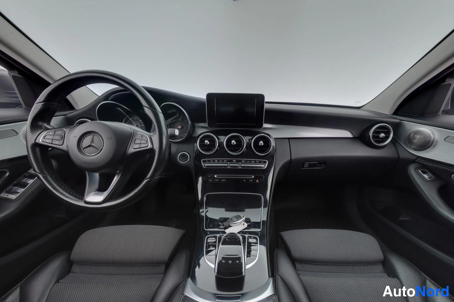 Harmaa Mercedes-Benz C 2014, ohjaamo, kuva 7