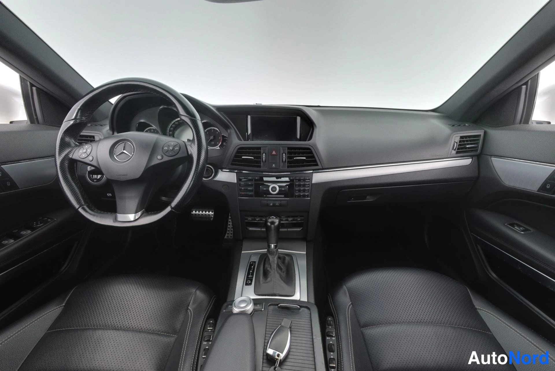 Valkoinen Mercedes-Benz E 2009, ohjaamo, kuva 7