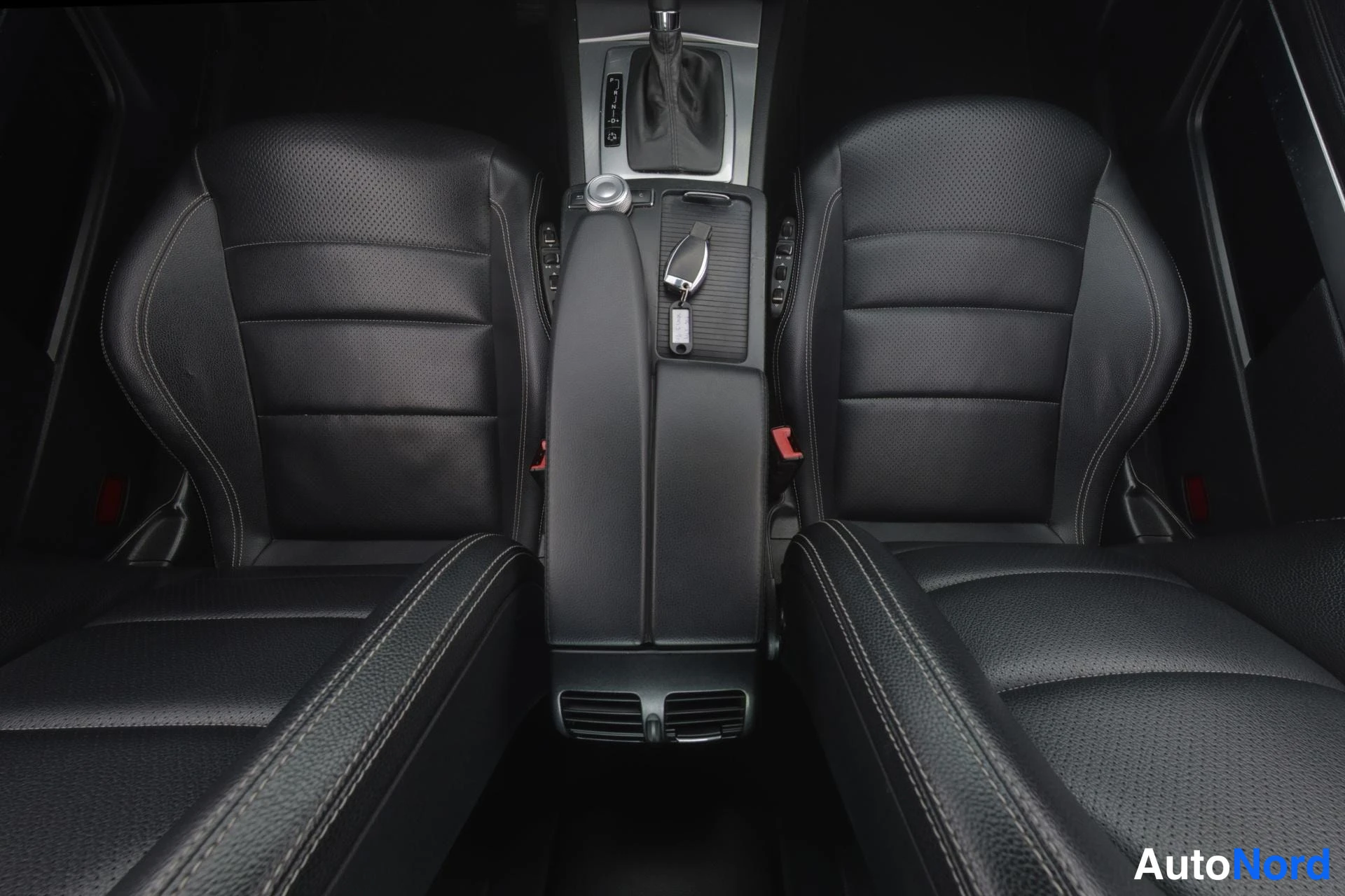 Valkoinen Mercedes-Benz E 2009, etuistuimet, kuva 10