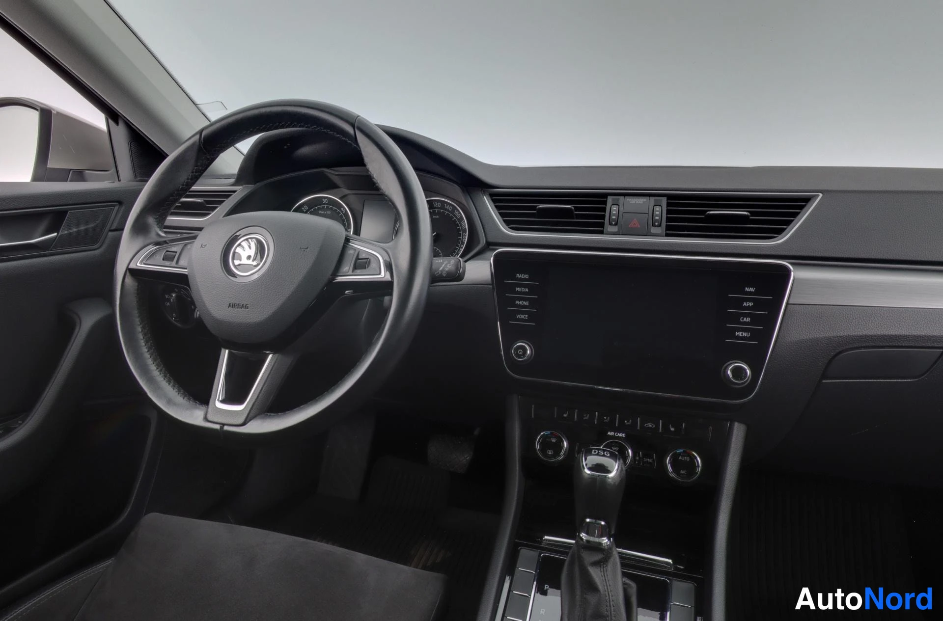 Grey Skoda Superb 2017, cockpit, photo 8