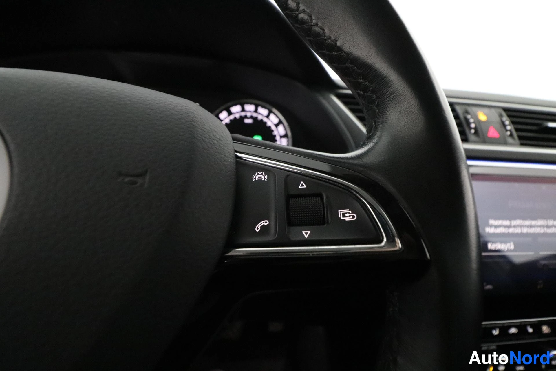 Grey Skoda Superb 2017, detail, photo 15