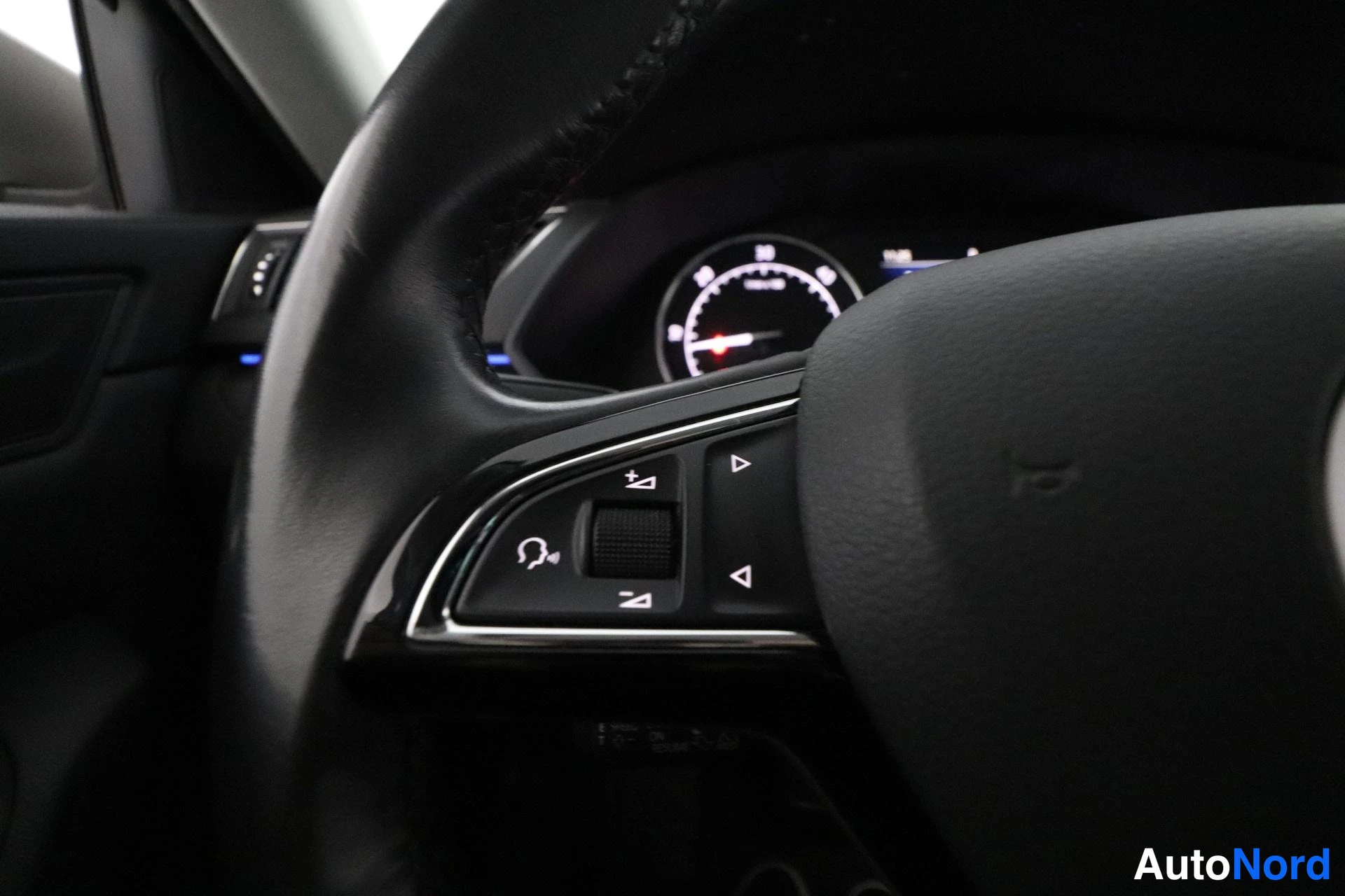 Grey Skoda Superb 2017, detail, photo 34