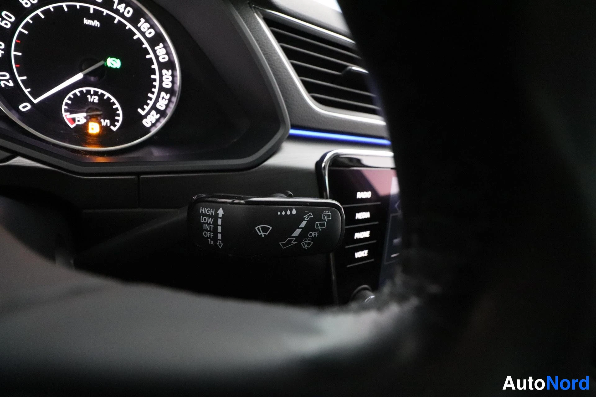 Grey Skoda Superb 2017, detail, photo 35
