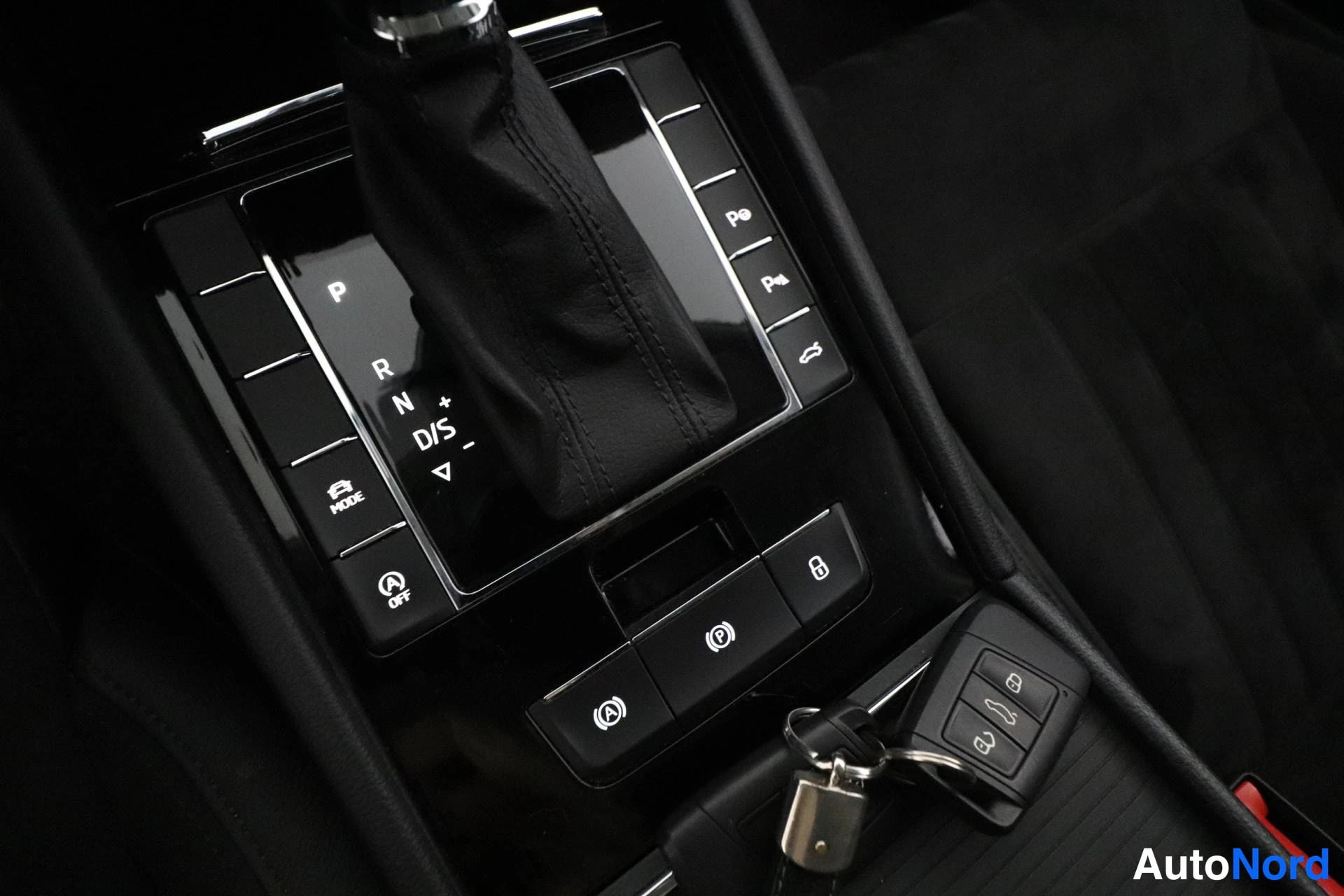 Grey Skoda Superb 2017, detail, photo 24