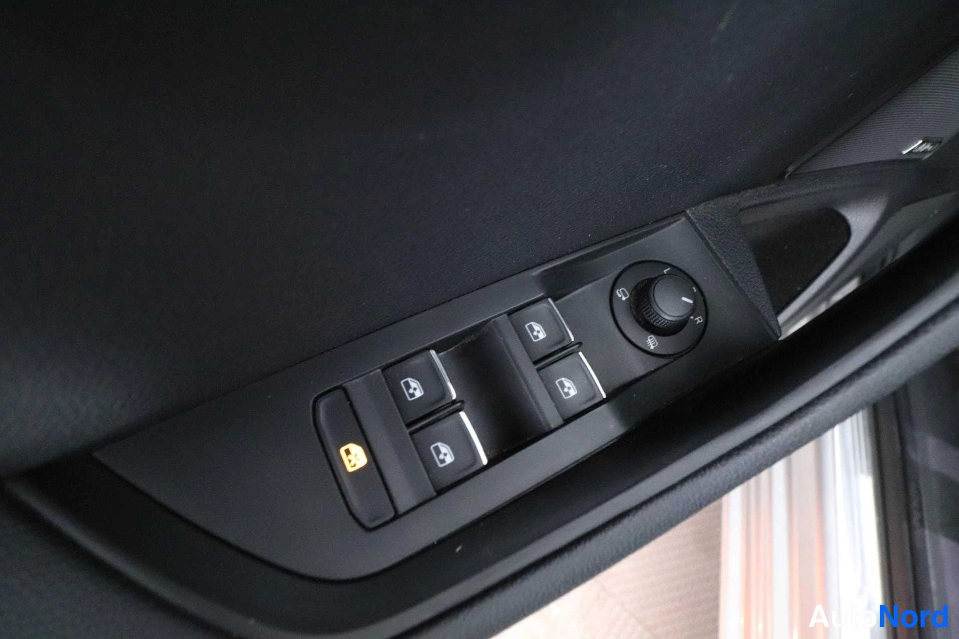 Grey Skoda Superb 2017, detail, photo 28