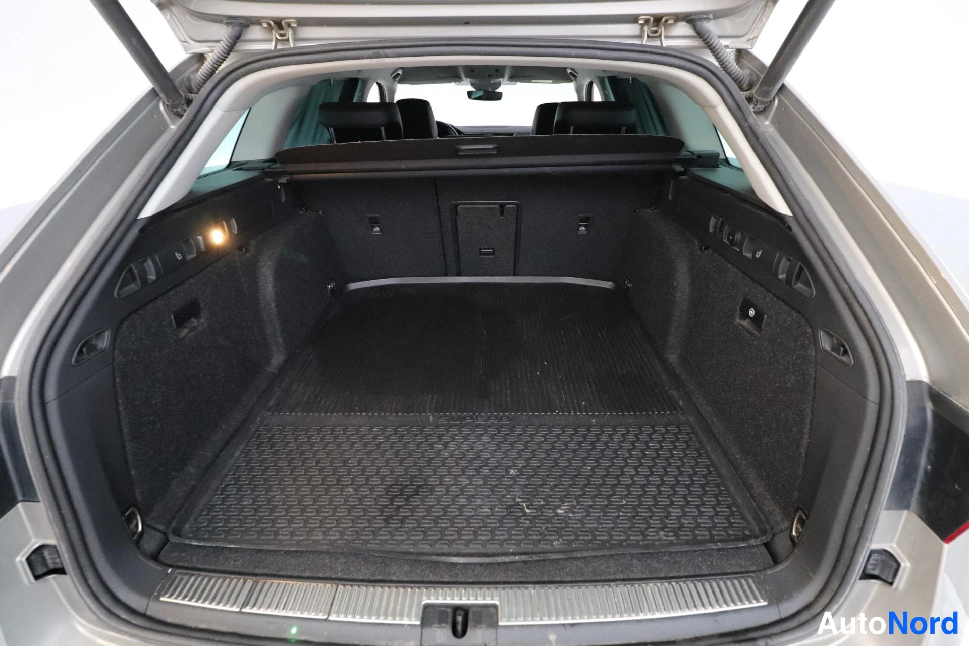 Grey Skoda Superb 2017, boot, photo 12