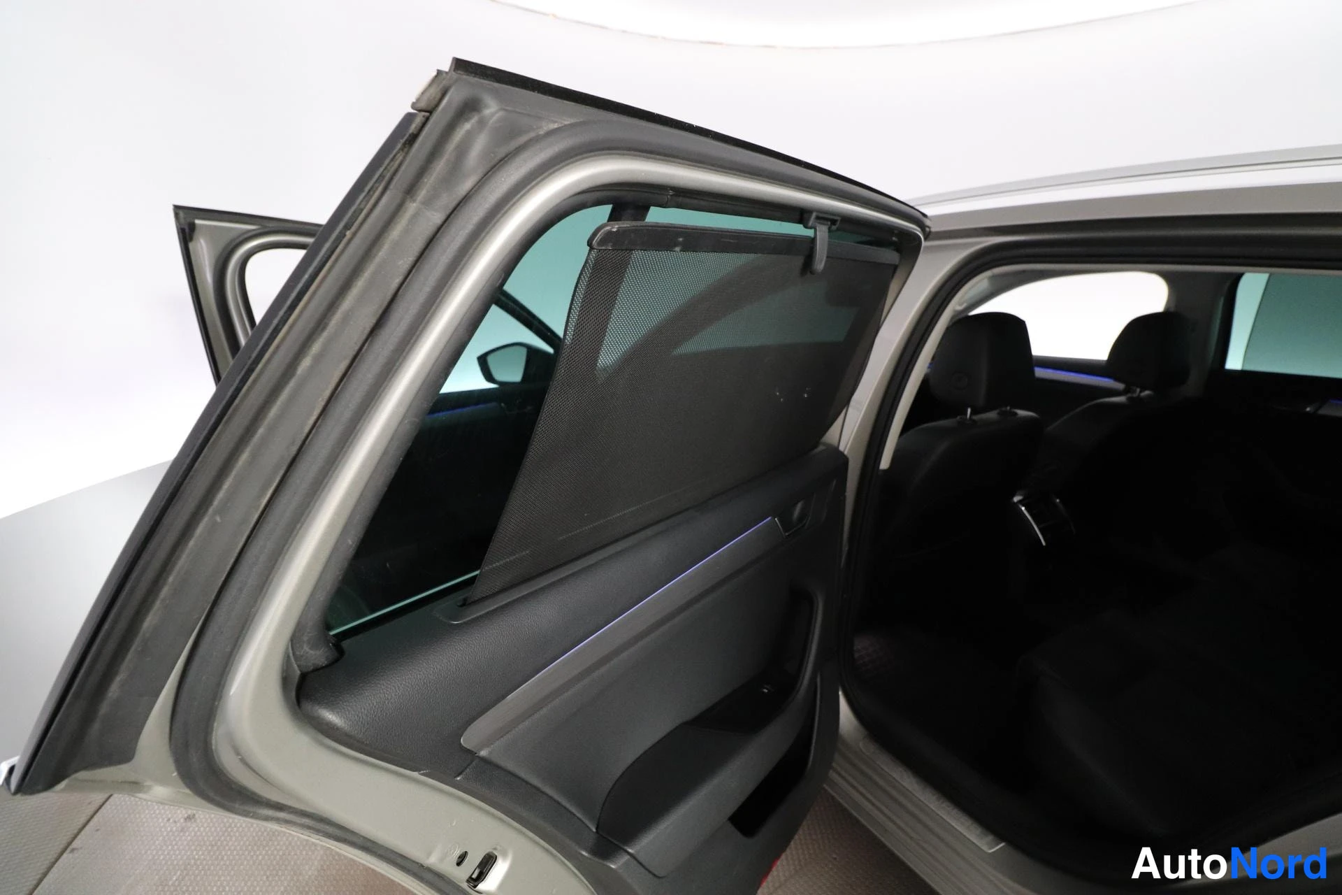 Grey Skoda Superb 2017, detail, photo 29