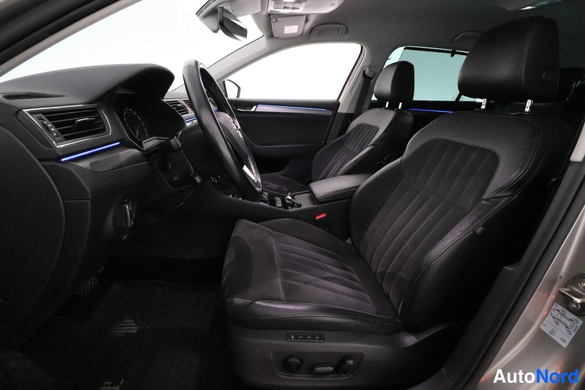 Grey Skoda Superb 2017, cockpit, photo 6