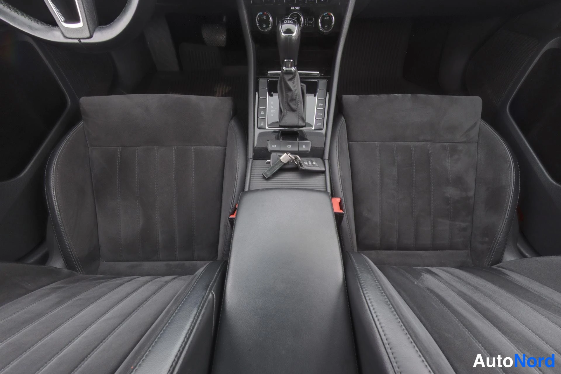 Grey Skoda Superb 2017, front seats, photo 10