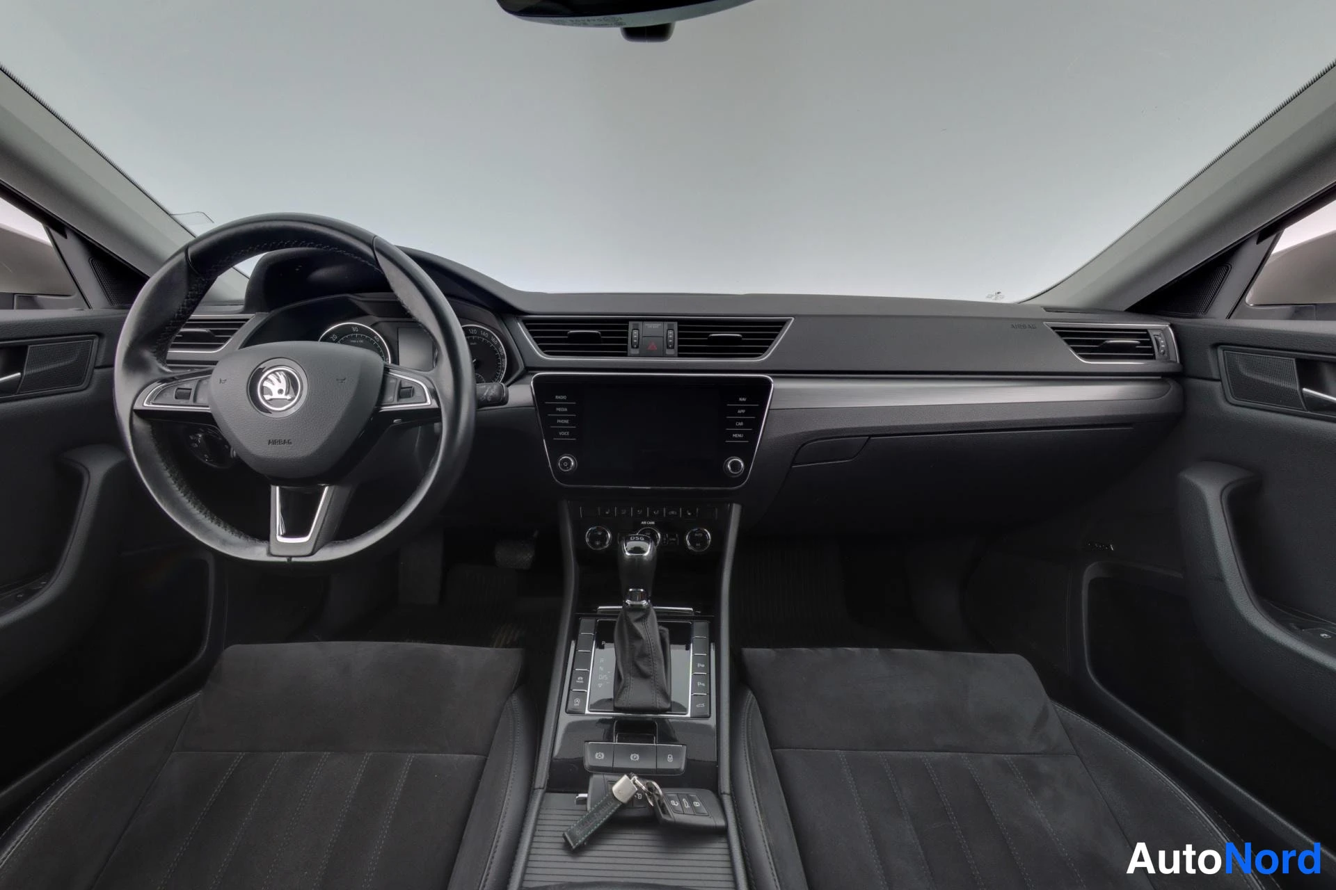 Grey Skoda Superb 2017, cockpit, photo 7